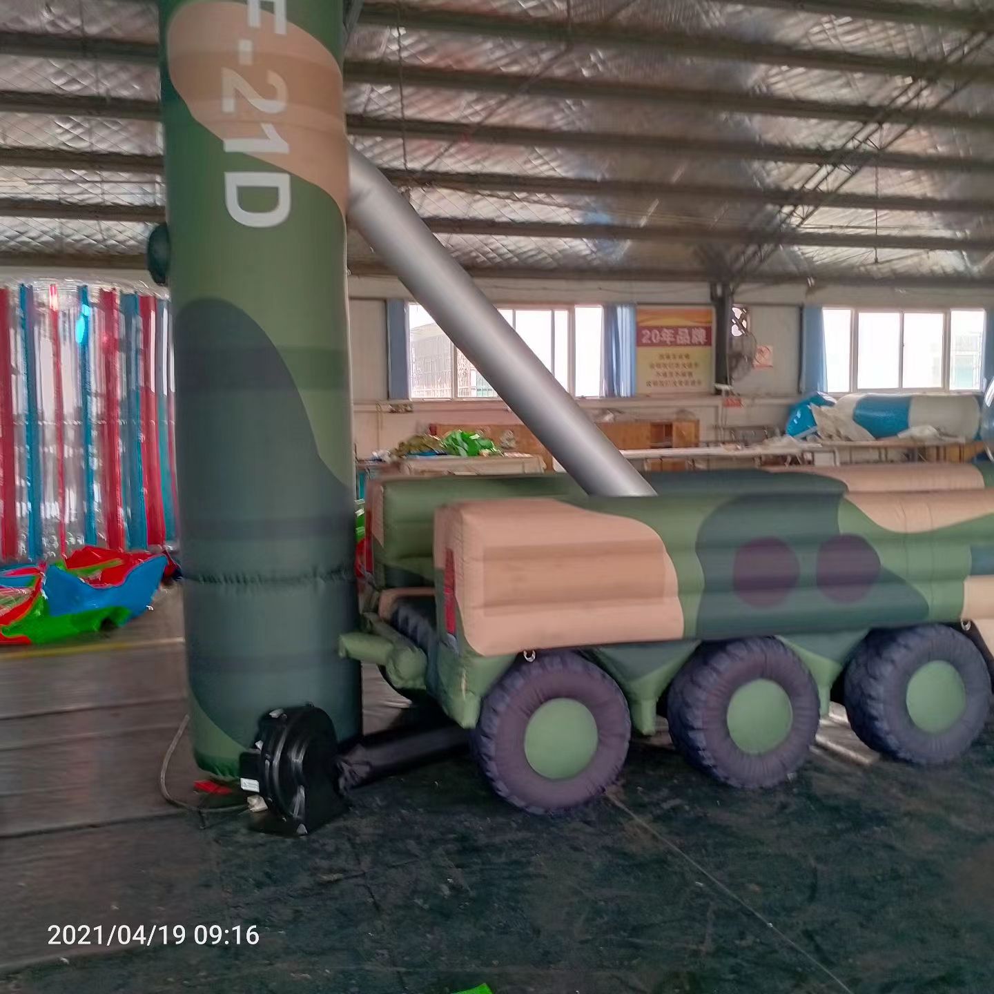 江陵军事演习中的充气目标车辆：模拟发射车雷达车坦克飞机